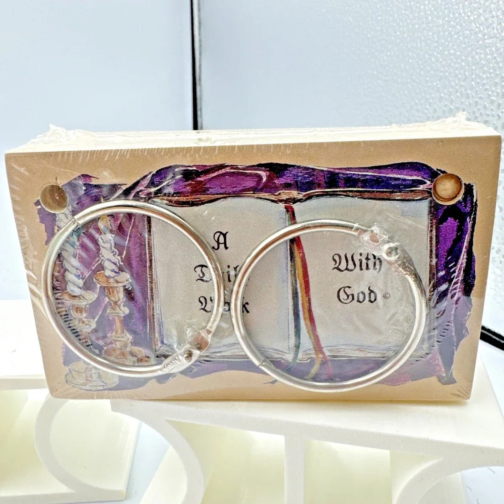 New- Daily Walk with God Perpetual Calendar with Wooden Stand. Bible in a Year.‎